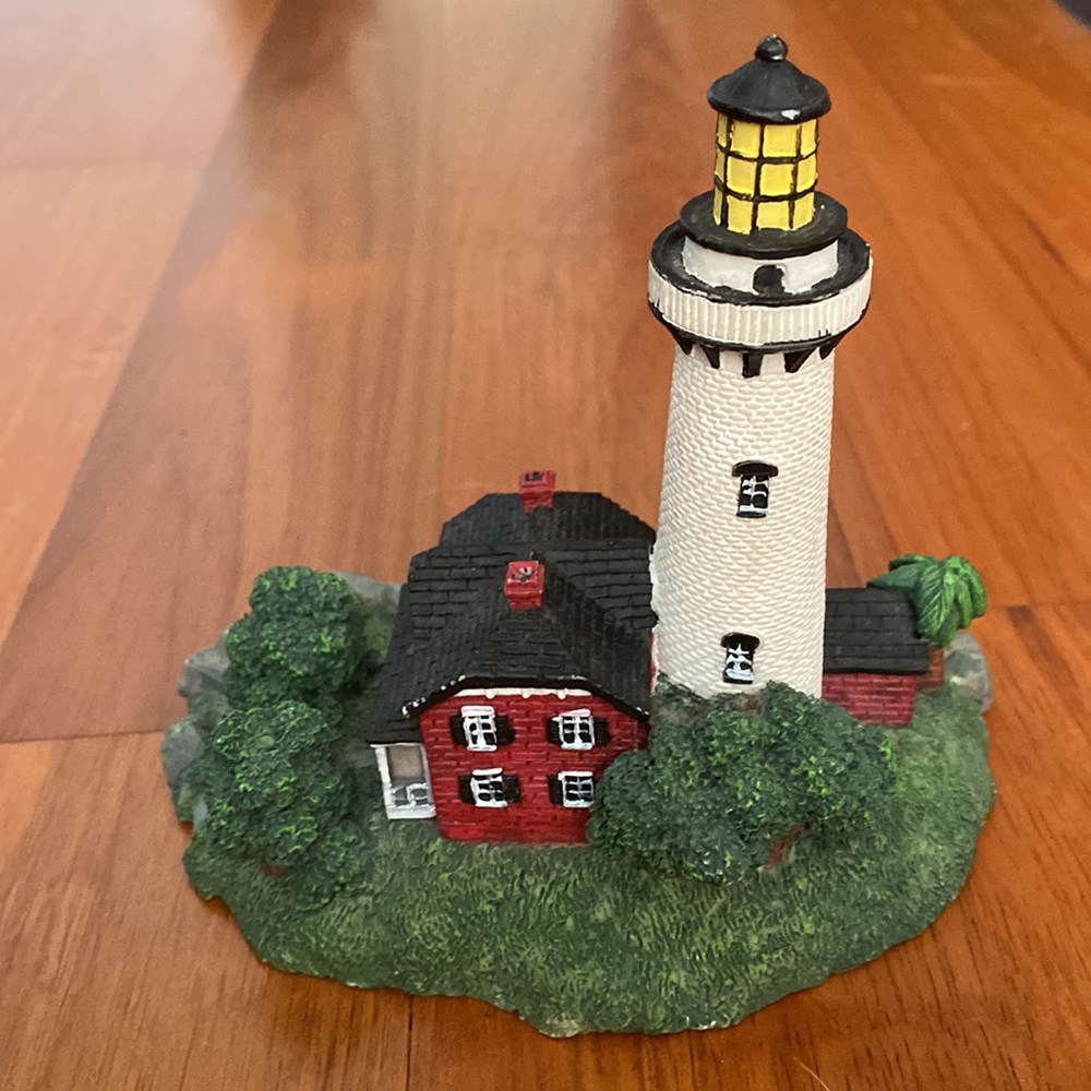 Lighthouse Figurine - Picture 2 of 4